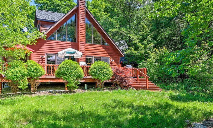Egg Harbor Casa | Egg Harbor Home con cubierta en 2 acres - 12 minutos al lago