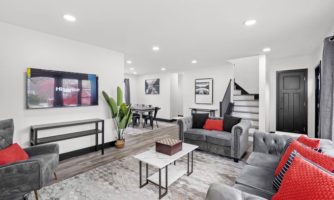 Chesterton Casa | Roomy Retreat–Family&Friends|2 King Beds|Game Room | Valpo University | Dunes