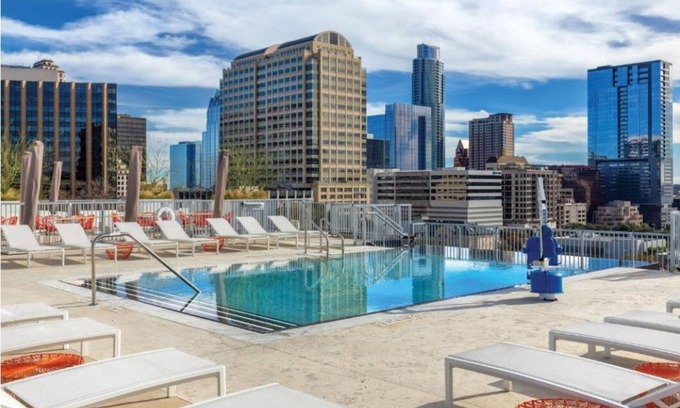 West End Complejo | Roomy Studio at Austin Resort! Complete with Rooftop Pool, Fire Pit, and More!