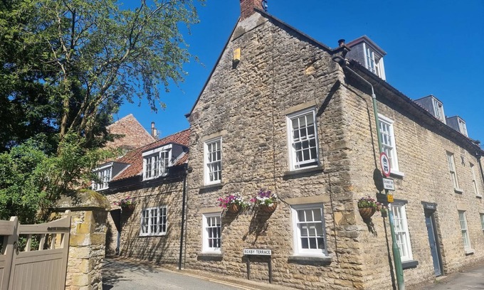 Thornton Dale Cabaña | RORTY CRANKLE, pet friendly, with open fire in Thornton Dale