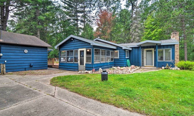 Higgins Lake Cabina | Roscommon Cabin w/ Fire Pit: Walk to Higgins Lake!