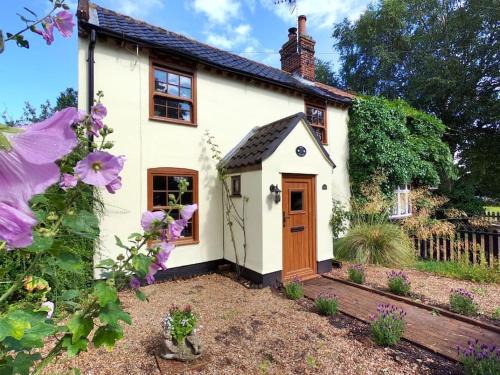 Wrentham Casa | Rose Cottage, 2 Bedroom Cottage with character, near Southwold