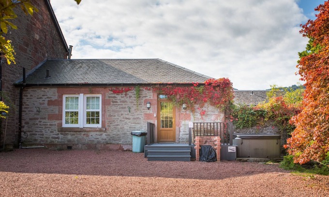 Arden Cabaña | Rose Cottage (Auchendennan) - sleeps 4 guests in 2 bedrooms