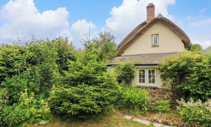 East Portlemouth Cabaña | ROSE COTTAGE, pet friendly, with hot tub in Okehampton