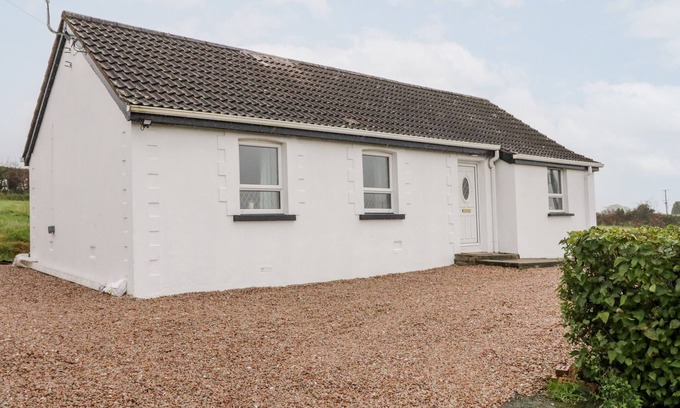 Omagh Cabaña | ROSE COTTAGE, pet friendly, with a garden in Omagh