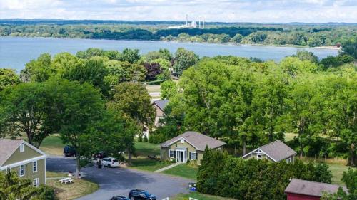 Geneva Casa | Rose Hill Cottage Lake Views & Mansion Grounds