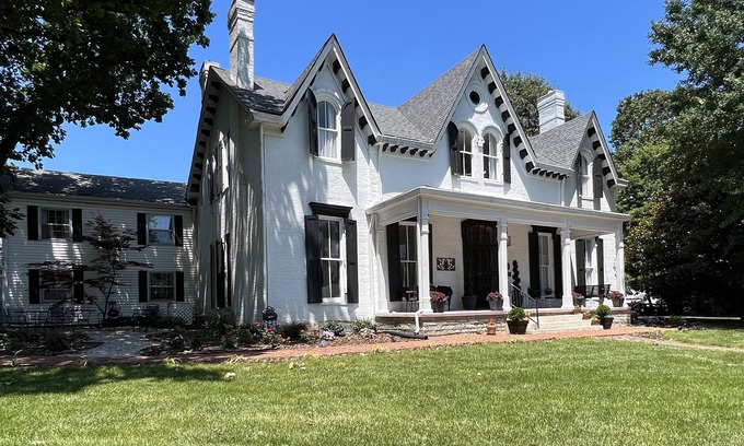 Versailles Hotel | Rose Hill Inn