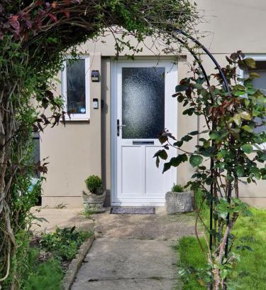 Sholden Casa | Rose House, with garden, ideal for couples and families with easy parking