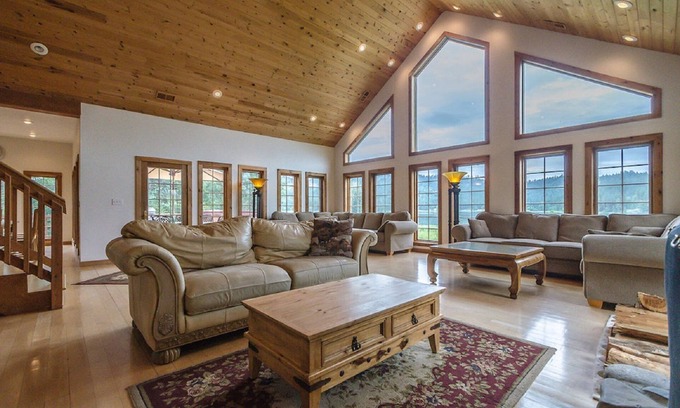 Cataldo Chalet De Esquí | ROSE LAKE LODGE 4,830 SQ. FT FRENTE AL AGUA: PRIVADO SANDY BEACH HOT TUB CENTRAL A / C