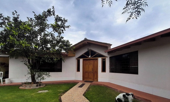 Guayllabamba Chalet De Esquí | "Rose Garden" Tranquilidad, seguridad. Tu refugio, tu experiencia inolvidable.