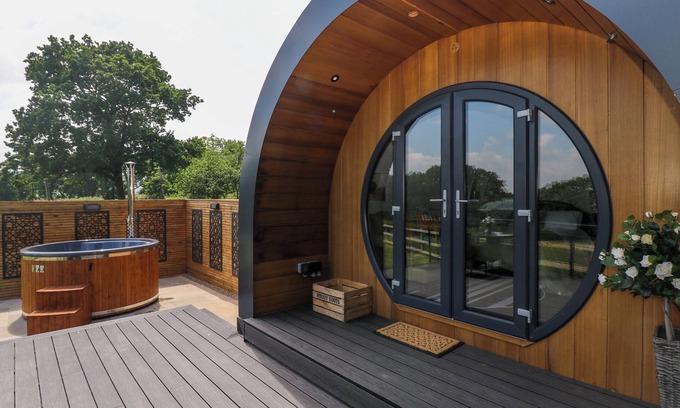 Porthyrhyd Cabaña | ROSELEA LUXURY POD LODGE, with hot tub in Llanddarog
