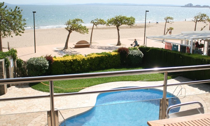 Santa Margarida Apartamento | ROSES, PRIMERA LINEA DE MAR, perfecto para familias PISCINA + WIFI + PARKING +TV