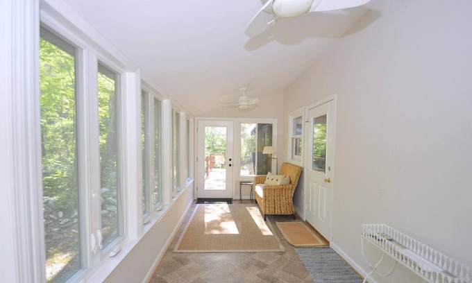 Hedgesville Cabina | Rosies Creekside Retreat - 3 BR Escape!