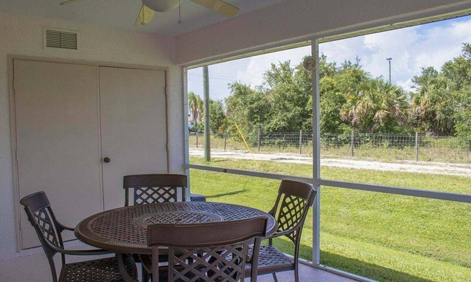 Rotonda West Condominio | Rotunda West 2 bedroom Condo w Lanai 9 miles to Gulf Beaches