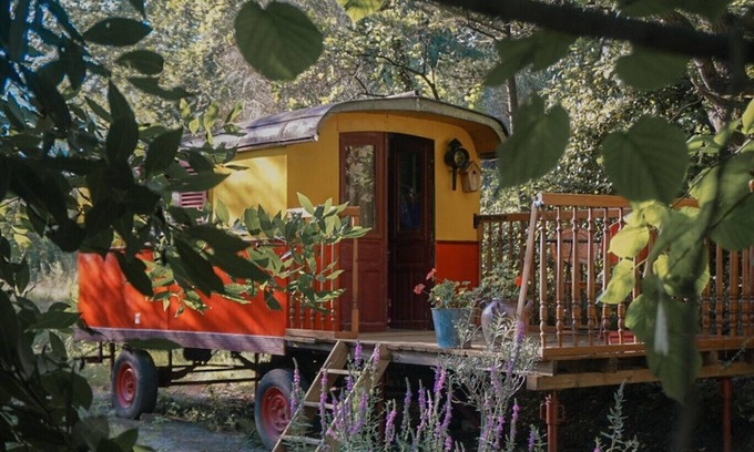 Roynac Cabina | ROULOTTE TZIGANE DROME, AU BORD DU RUISSEAU Ideal for a quiet weekend break