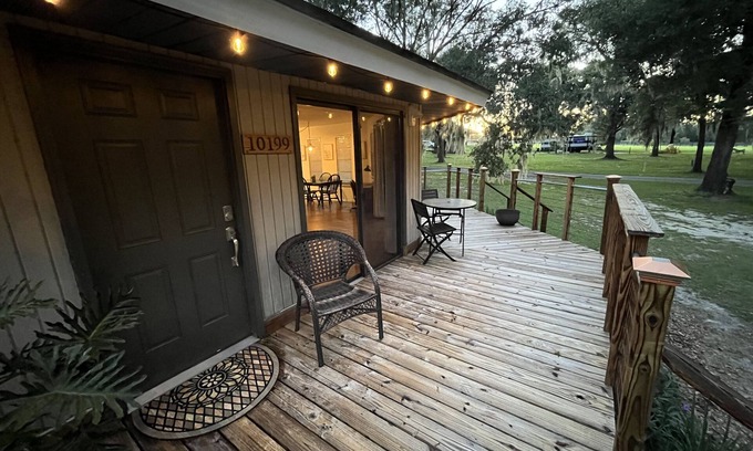 Summerfield Cabaña | Round House with access to Little Lake Weir close to the Villages
