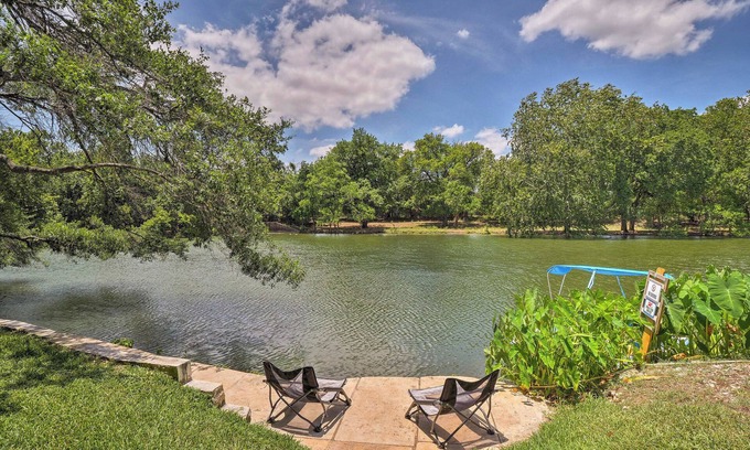Brushy Bend Park Casa | Amplio Lakefront Round Rock House w / juguetes de agua!