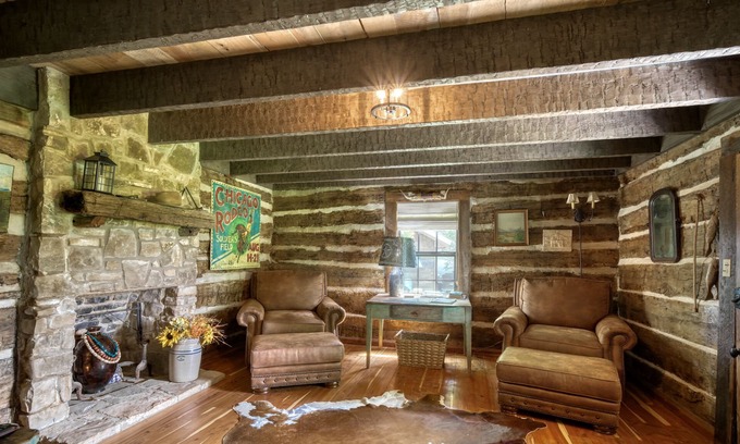 Round Top Cabina | Sloane Cabin @ Lone Star Farm