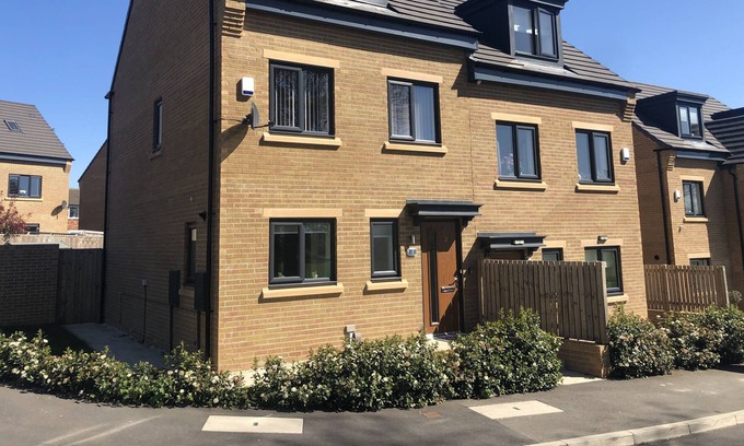 Seacroft Casa | Roundhay House | Stylish 3 Bed 2 Bath Town House | Sleeps 7
