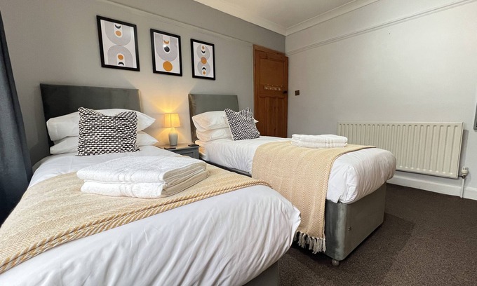 Roundhay Casa | Roundhay Park House - Drive and gardens front and back