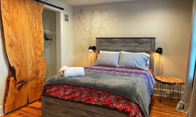 Lancaster Casa | Row-home 3min drive to Central Market,Office,Patio w/ Fire Pit, Artistic Accents
