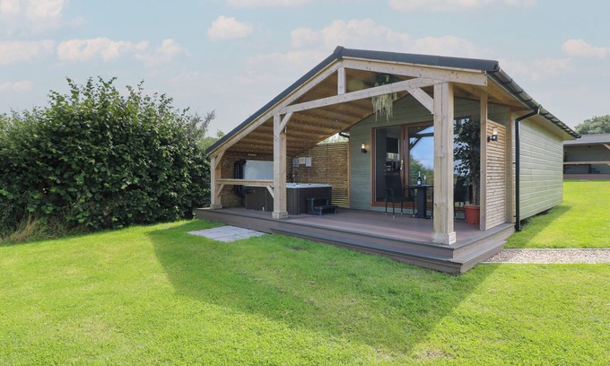 Swadlincote Cabaña | ROWAN, romantic, luxury holiday cottage, with hot tub in Donisthorpe