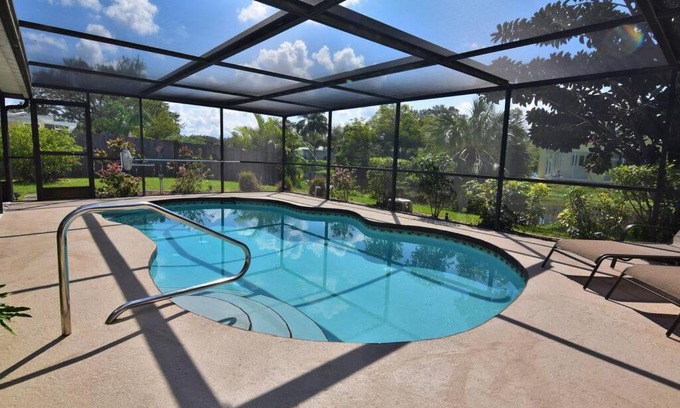 Gulf Gate Estates Casa | Rowena House 2bd Den 2bth Heated Pool Near Siesta Key