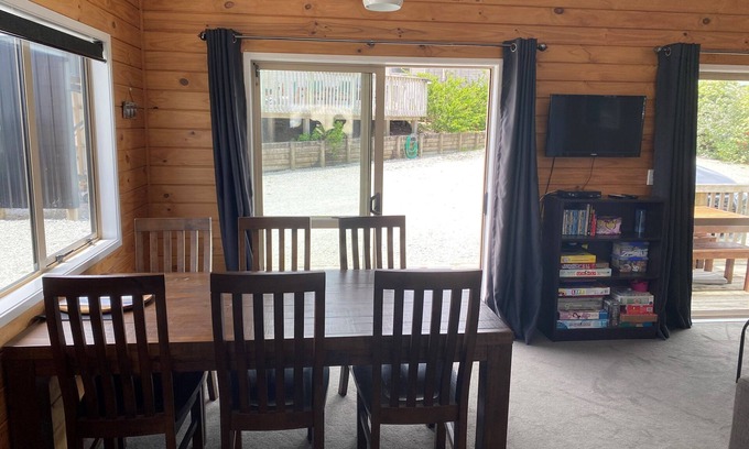 Karkari Peninsula Casa | Rowlys Resort Back Bach suitable for family of 4 or 2 couples