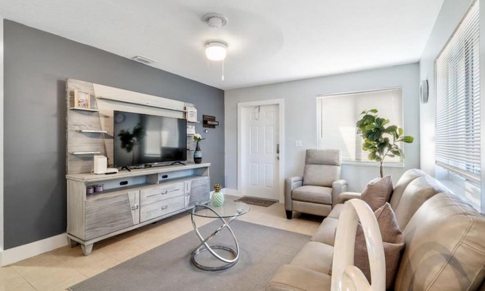 Oakland Park Casa | Roxanas 3bed 2bath Home with Modern Interior and BBQ Backyard