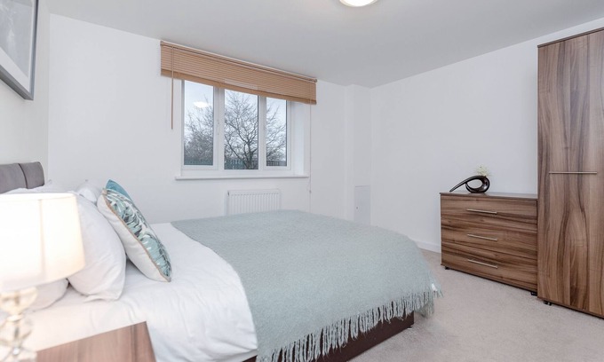 Hillingdon Apartamento | (1) Piedras arrojan lejos de Heathrow, aparcamiento privado, excelentes enlaces de transporte!
