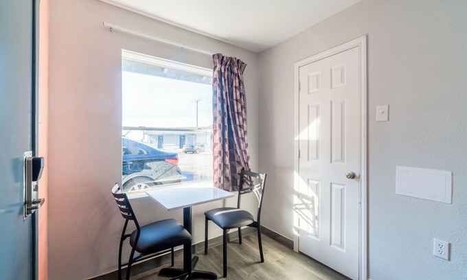 Stephenville Hotel | OYO Royal Inn