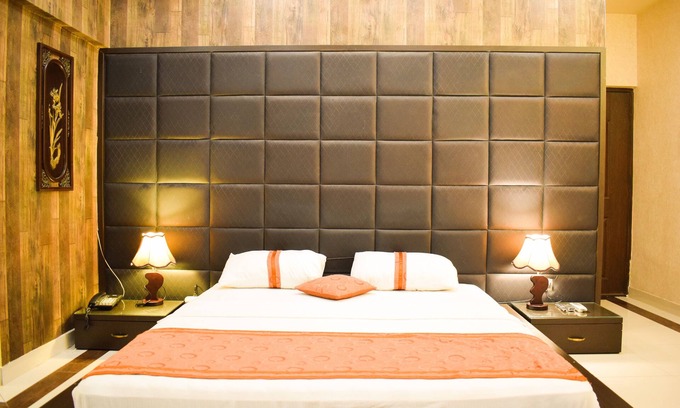 PECHS Casa | Royal Inn Hotel