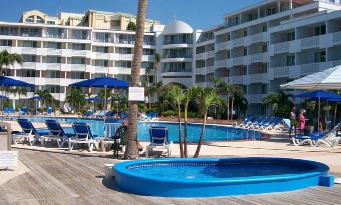 Beacon Hill Complejo | Royal Islander La Plage en St. Maarten, disponible del 18 al 25 de abril por $ 1400