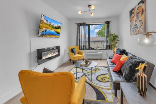 Elizabeth Apartamento | Royal Oasis Indoor Pool, FREE Parking, Near NYC
