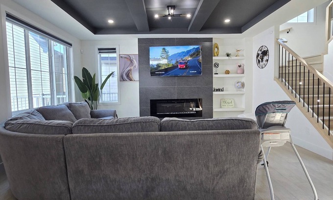 Southwest Edmonton Casa | Royal Palace-Luxurious Guest Lodge 5 Bedrooms 2 living rooms, 3.5 bathrooms.