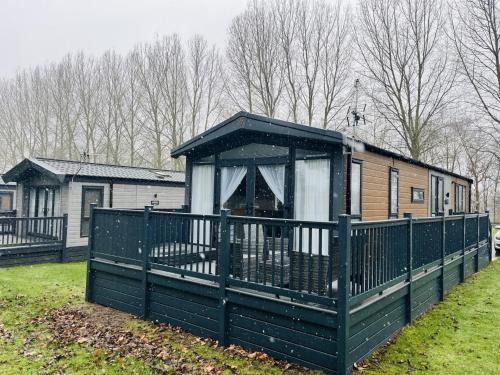Allerthorpe Cabina | Royal Pines Lodge with Hot tub