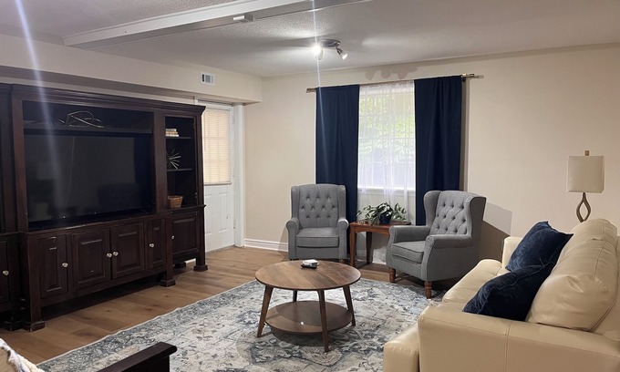 Royal Oaks Casa | Royal Rebel Retreat: Charming Basement VRBO in Oxford, MS