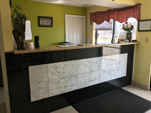 Rock Hill Hotel | Royal Regency Inn