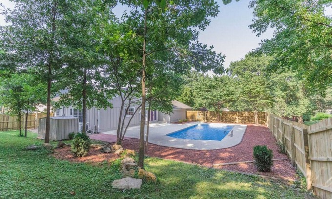 Independence Casa | Royal's Blue POOL House - 1 mi to Chiefs/Royals Stadium