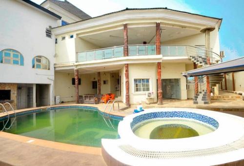 Ibadan Cabina | Royal Signature Suites and Apartments