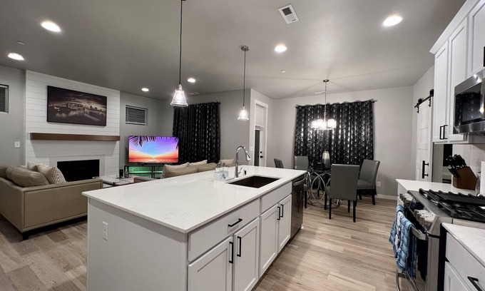 Marysville Casa | ROYAL VILLA: 2022 built gorgeous, elegant, and spacious house