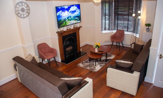 Northampton Casa | Royale Green View House- free parking, Wifi, Perfect for Contractors and Holiday