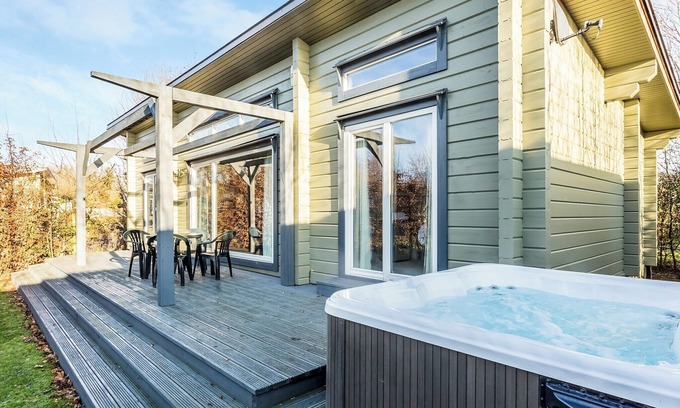 Harlow Apartamento | Roydon Two Bedroom Lodge with Hot Tub