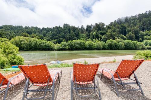 Duncans Mills Casa | RR Yacht Club-Private beach, Hot tub, Outdoor fun