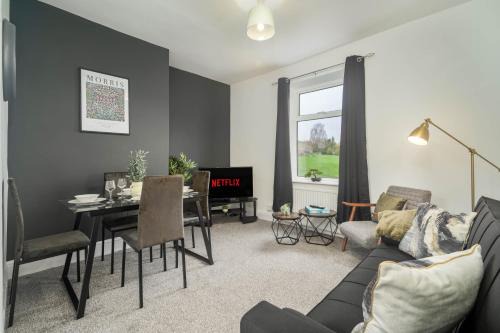 Huddersfield Casa | Ruby House - 2 Bed in Huddersfield Yorkshire