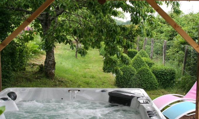 Le Clerjus Cama Y Desayuno | Habitación Rubí: Elegancia y Comodidad en Plena Naturaleza