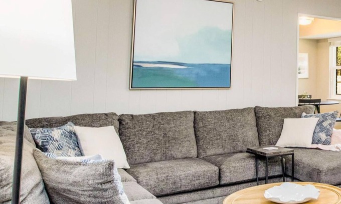 North Northwest Pensacola Casa | Ruby's Retreat - 🐶Dog Friendly, 🔌EV Charger, near UWF