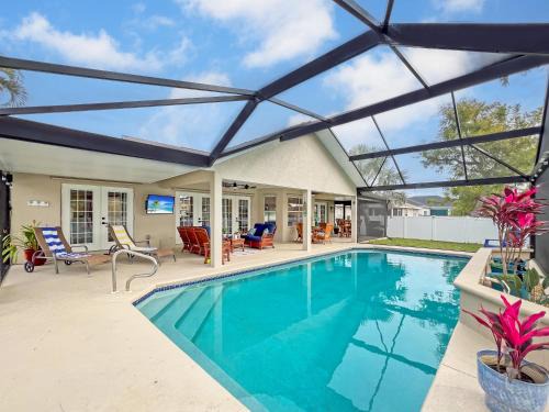 Trafalgar Casa | Ruby's Retreat, southwest facing, heated pool, private backyard
