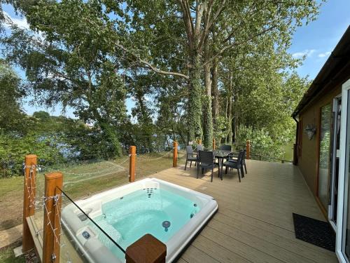 Tattershall Casa | Rudd lake Luxury lakeside lodge with fishing & hot tub@Tattershall