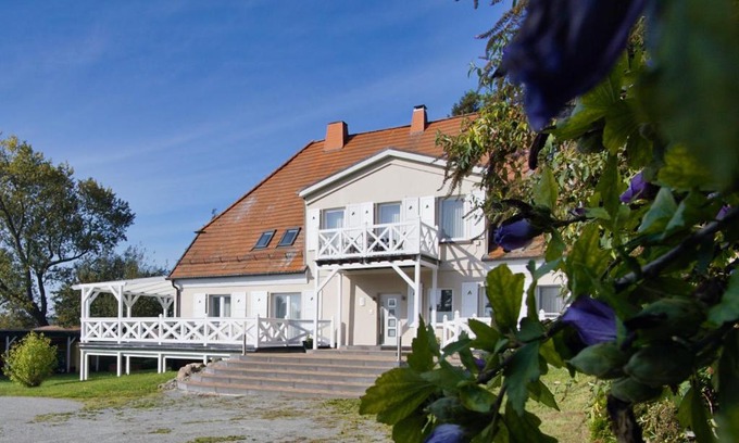 Bergen auf Ruegen Apartamento | Ruhig und idyllische Lage, strandnah, gratis Nutzung vom AHOI Erlebnisbad und Sauna in Sellin - Gutshaus Silvitz FeWo 01